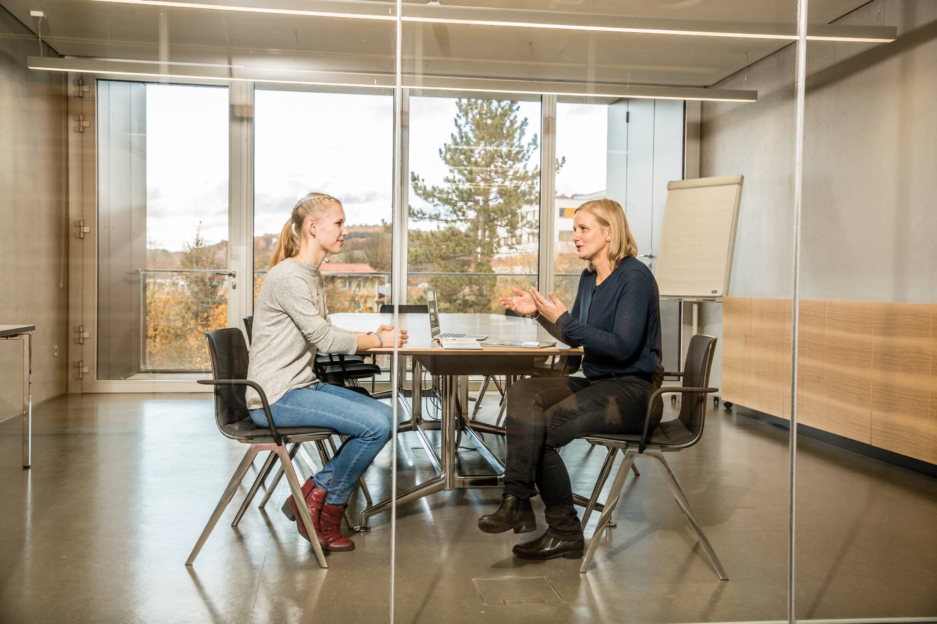 Beratungssituation zwischen Studieninteressierter und Studienberaterin.